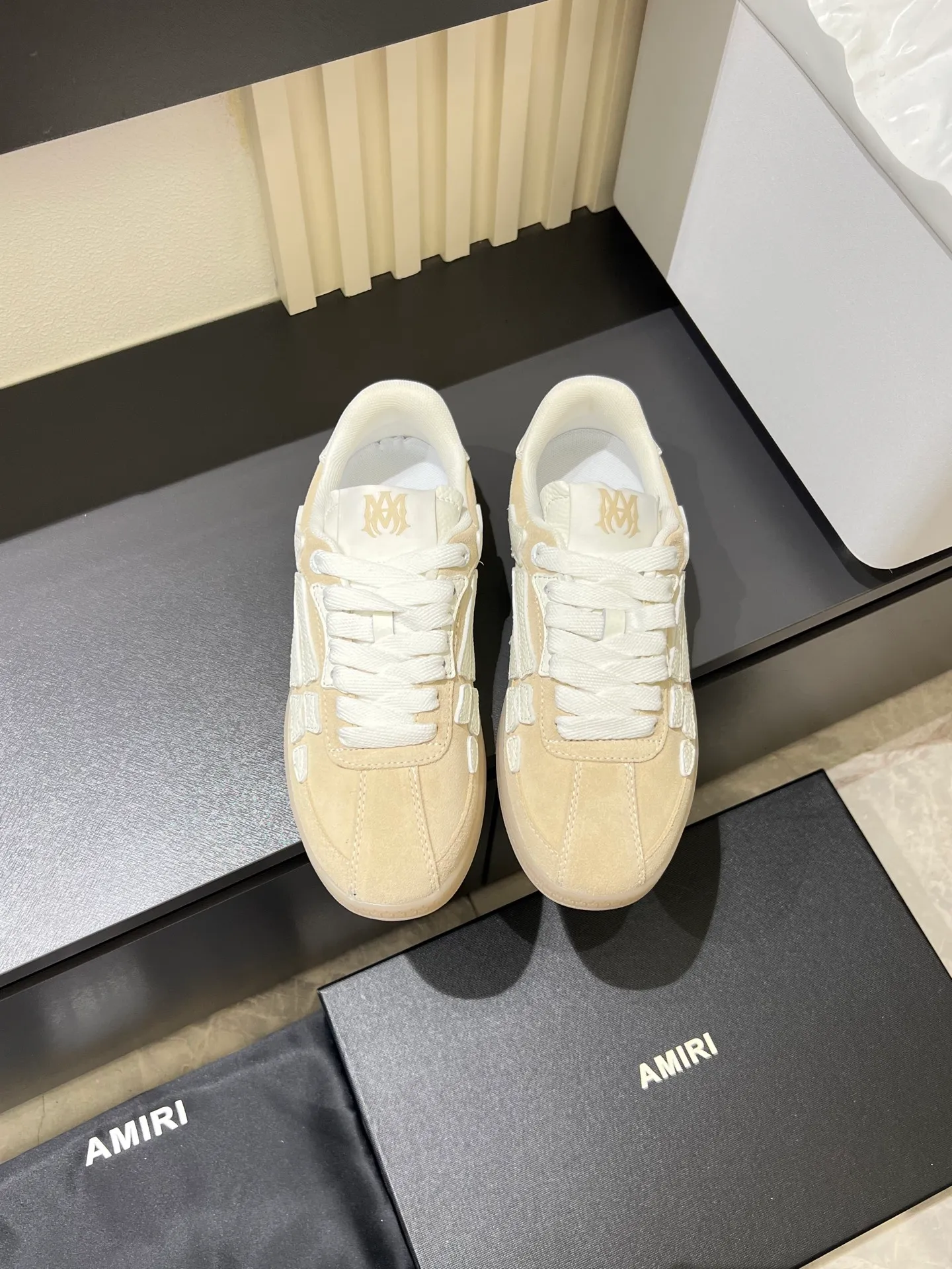 Men's shoes 💰p560 "AMIR*" new men's low-top casual sports sneakers bone shoes, another pair of irresistible bone shoes. Bone shoes are one of AMIRI's most popular items. Made of first-layer cowhide upper. The side bones are made of two cowhide laminations. It has a three-dimensional effect. The leather incisions are all oil-edged. Contrast color design. Simple style. Fashionable sports. Customized metal LOGO nameplate embellished with laces. Exclusive top-quality version. Supports contrast. Breathable mesh lining. The original rubber outsole is a must-have item for daily leisure. It is suitable for various occasions. If you pursue high quality, check it out. It is super cool on the feet and comes with a full set of original packaging! Size: 39-45!
